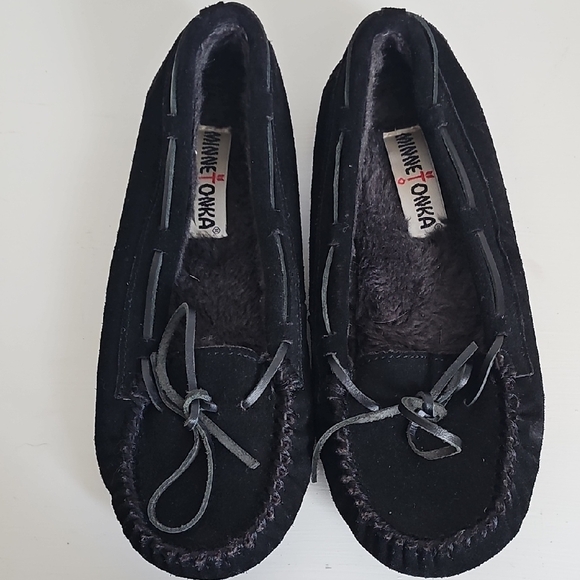Minnetonka Shoes - Minnetonka Black‎ Suede Fur Lined Moccasins Rubber Bottom Size 8
